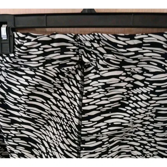 Calvin Klien (L) Capri Leggings Quick Dry W/ Ruching and Butt Definition - Picture 3 of 6